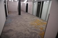 Здесь похожая ситуация - рисунок на полу, чтобы не очень заметно было, если наблюют.