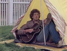 Отказывался уходить: наглый мужчина решил заночевать во дворе незнакомой женщины