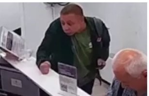 На хрюльнике всё написано.При чём похож на хохла.Хоть печать на ипле ставь.