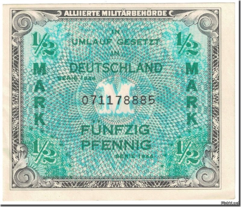 Среди россыпи банкнот сразу выделяются квадратные 1/2 марки,  времён нацистской Германии