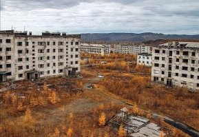"...дома стоят миллионы", потому-что их за миллионы покупают. Есть много заброшенных городов, куда вы можете поселиться бесплатно.