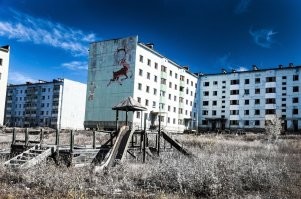 "...дома стоят миллионы", потому-что их за миллионы покупают. Есть много заброшенных городов, куда вы можете поселиться бесплатно.