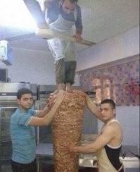 В ГОСТ’е пропишут обязанность мыть ноги перед приготовлением полуфабриката для шаурмы (шавермы)?