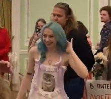 Хохлушка по ходу.Передвигается  скачками.Это уже на уровне рефлекса.