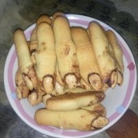 Кстати, очень вкусное печенье получается. "Ведьмины пальцы" называются. Дочка, когда маленькой была, очень любила Хэллоуин.