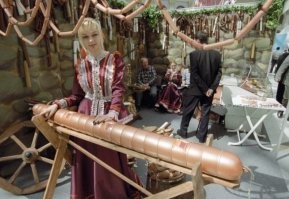 Во раньше  было и колбаса, и дефки все натуральное!
А щас  тьфу, ГоМнО одно унылое
