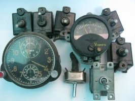 Раньше шкалы и стрелки приборов (в том числе авиационных) и рукоятки тумблеров покрывали радиоактивной светомассой постоянного действия на основе солей радия. В принципе, когда прибор закрыт стеклом, вред он нее небольшой, а вот когда стекло разбито, осыпавшаяся светомасса представляет серьезный вред для здоровья при непосредственном контакте с человеком.