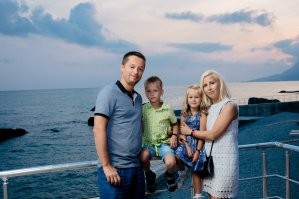 Это ни о чем не говорит, кроме моих вкусов... У мня 2 детей, и жена кстати рожала примерно при таких параметрах 164 на 47, и все нормально родила))