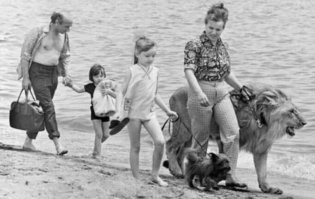 В середине 70х работал на Нефтяных Камнях.
Встречал Берберовых на Бульваре и на пляже.
Смотреть интересно, но только издали.
Чем это закончилось в 1979 многие ещё помнят.