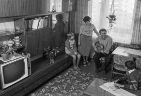 Постановочное фото для американских журналов сразу видно по уличной обуви на ногах в квартире.