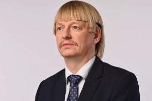 Безумные причёски, над которыми постарался брат Эдварда руки-ножницы