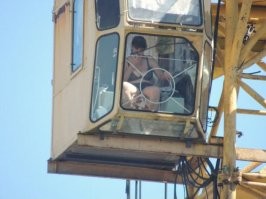 В Москве крановщик скончался прямо на рабочем месте и чтобы достать его из кабины, пришлось вызвать спасателей