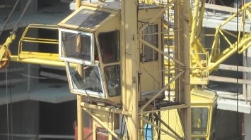 Насчёт жарко сомневаюсь сильно, но вот насчёт духоты  - это точно бред. На такой высоте довольно сильные ветра,  где-то как  на крыше 12 этажного здания. Там курить сложно, сигарета тухнет. Да  и кабина там не герметичная, так веранда из стекала и метала с зазорами по пару сантиметров.  Отъехать от жары и духоты в башенном кране можно только если ты приволок туда и запитал танковый калорифер и сам оделся как якут для охоты на оленей..
*Летом крановщики многие в трусах работают, ибо на солнцепёке может  и кабину нагреть некисло, но тем не менее, не настолько чтоб хватануть тепловой удар.. так где-то как в квартире порой бывает 30 градусов, в одежде некомфортно, а в семейниках в самый раз. Тем более тебя никто не видит, хоть голый там сиди.