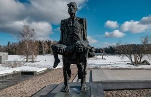 Вот что надо помнить всем, а не половину этой подборки.
Надеюсь подпись под памятником не нужна? Или УЖЕ нужна?
