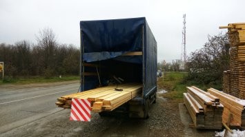 Водитель видел красный кружок, белый кружок и авто вдалеке
Приблизительно вот так
Поскольку при таком угле обзора невозможно определить длину, на конечную часть вешают габаритные флажки
