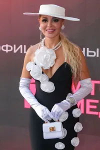 Снова вырядились: отечественные звёзды на премии "Ника"