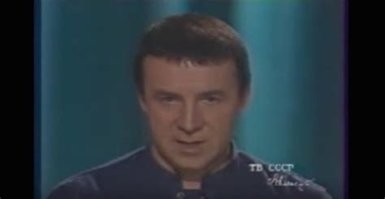 Люди показывают странные предметы и выясняют их назначение