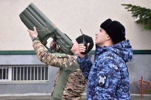 А может в них просто из такой штуки стреляют?
