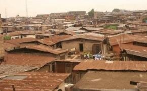 Нигерия - одна из самых бедных стран мира, стабильно занимающая одно из последних мест по индексу человеческого развития. 
Однако, в настоящее время, в Нигерии наблюдается чрезвычайно быстрый рост численности населения.
На начало 2024 года население Нигерии составляло приблизительно 226 миллионов человек! 
Каждая женщина в государстве имеет не менее пяти детей.
Для населения Нигерии характерны следующие факторы высокой рождаемости:
1) желание иметь семью большого размера;
2) исторически высокая рождаемость сочетается в Нигерии с высоким уровнем женской занятости.
3) значимость детей особенно велика у мужского населения. Мужчины зачастую хотели бы иметь больше детей, чем женщины.
Большую долю населения в Нигерии составляют люди молодых возрастов: до 19 лет   52%, от 20 до 40 лет   35% населения Нигерии.

Для сравнения:
Россия, площадь - 17 075 200 км , население - 146 миллионов человек.
Казахстан, площадь - 2 724,9 тыс. км , население - 20 миллионов человек.
Нигерия, площадь - 923,8 тыс. км , население - 226 миллионов человек.