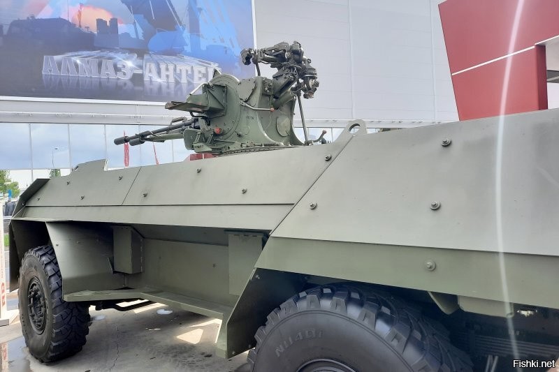 «Зубило» проходит испытания 

Обстановка на линии боевого соприкосновения сейчас непростая, и российское командование старается использовать беспилотную технику для минимизации потерь личного состава. 

Новый универсальный беспилотный бронеавтомобиль «Зубило» начали испытывать в войсках. Так, «Зубило»  проходит апробацию в разных родах войск.

Напомним, что впервые «Зубило» представили на форуме «Армия-2023». Это машина с колесной формулой 4х4, которая предназначена для оказания различной помощи штурмовикам. К примеру, машина может оказывать им огневую поддержку при помощи установленной на нее 23-мм скорострельной зенитной установки ЗУ-23-2. 

Также «Зубило» можно использовать для транспортировки боеприпасов, эвакуации раненых или в качестве мобильного средства подзарядки аккумуляторов средств связи, а также дронов. Броня лобовой части «Зубила» выдерживает попадание из 30-миллиметровой пушки.

Грузоподъемность машины - до 2700 кг. Скорость - до 100 км/ч.

@Belarus_VPO