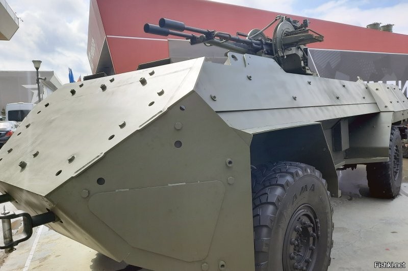 «Зубило» проходит испытания 

Обстановка на линии боевого соприкосновения сейчас непростая, и российское командование старается использовать беспилотную технику для минимизации потерь личного состава. 

Новый универсальный беспилотный бронеавтомобиль «Зубило» начали испытывать в войсках. Так, «Зубило»  проходит апробацию в разных родах войск.

Напомним, что впервые «Зубило» представили на форуме «Армия-2023». Это машина с колесной формулой 4х4, которая предназначена для оказания различной помощи штурмовикам. К примеру, машина может оказывать им огневую поддержку при помощи установленной на нее 23-мм скорострельной зенитной установки ЗУ-23-2. 

Также «Зубило» можно использовать для транспортировки боеприпасов, эвакуации раненых или в качестве мобильного средства подзарядки аккумуляторов средств связи, а также дронов. Броня лобовой части «Зубила» выдерживает попадание из 30-миллиметровой пушки.

Грузоподъемность машины - до 2700 кг. Скорость - до 100 км/ч.

@Belarus_VPO