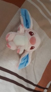 ну и глупо , стоимость ремонта превышает размеры стоимости любой игрушки . Мог просто пойти и купить любую мягкую игрушку. Сейчас огребет . А так надо просто немного терпения и быть готовым к разочарованию . Но частенько получается вытащить. Играю иногда когда остаются мелочь со сдачи . сегодня вытащил вот такого шпенделя.