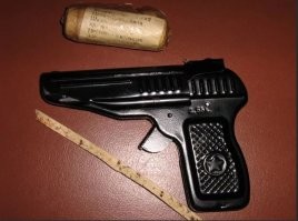 Хм... Не было у меня такого "оружия"... Разных игрушек фабричного производства было достаточно. В том числе и стреляющих: стрелами с присосками, пульками разного вида и т. п. И тир электронный. ) На картинках небольшая часть "арсенала", что сходу вспомнились. )