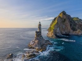 Когда автор просто скопипастил и ничего не знал про маяки. 
На фото один из красивейших маяков на земле (который мы скоро просрем, как и многое что другое) маяк мыс Анива на острове Сахалин.