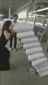 Когда работал на макаронной фабрике, мукасеи возили на такой же тачке до нории по три семидесятикилограммовых мешка. Если надо было заполнить бункер побыстрей - умудрялись по четыре. Я возил по три пятидесятикилограммовых, но у меня была крупка, а она уходит быстрее.
  А этой нагрузили чуть не полтонны, не каждый опытный грузчик справится. Ну и результат несколько предсказуем. ))