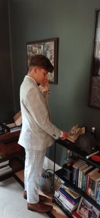 Младший у телефона, да, пришлось объяснять что это за зверь.