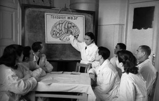 Я жутко извиняюсь, но было бы интереснее увидеть нашу, советскую медицину прошлого, которая сразу, с 20-х годов резко сориентировалась на максимальный охват всех граждан. 
Есть очень интересные фото, как внедряли БЕСПЛАТНУЮ и доступную медицинскую помощь для рабочих и крестьян. Борьба с эпидемиями, с детской смертностью и профилактика болезней, прежде всего у детей.