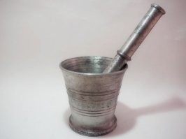 У меня вот такая ступка до сих пор служит исправно (1957 года выпуска). От бабули осталась.