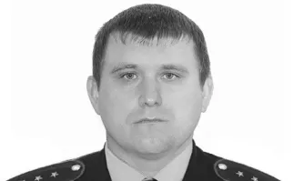 При задержании наркосбытчика в Подмосковье погиб старший прапорщик полиции, сообщает пресс-служба главка МВД по региону.

«Руководство и личный состав главного управления МВД России по Московской области выражает соболезнования родным и близким старшего прапорщика полиции Ефименко Сергея Викторовича»,   говорится в публикации. По данным ведомства, во время задержания злоумышленник несколько раз выстрелил в Ефименко, тот скончался от полученных ран.

Старшему прапорщику было 40 лет, он работал в правоохранительных органах с 2004 года. У Ефименко остались две дочери. «Семье погибшего сотрудника будет оказана вся необходимая помощь»,   добавили в главке.