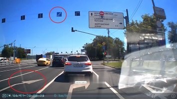 Не, там разные указатели. Второй правый едет чуть дальше перекрестка и поворачивает направо. Видно на корейце ошибся с полосой.