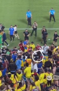 "на трибуне не было ни одного полицейского, ". А это тогда кто? Звездит как Троцкий