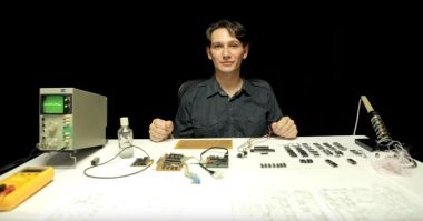 Константин Айги, широко известный в узких кругах "спектрумистов" программист и электронщик. На фотке ему хорошо за сорок.