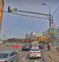 от что нужно делать когда горит основной красный и дополнительная зеленая стрелка, например направо. Судя по тому, как проезжают такой перекресток в Митино правил вообще никто не знает. я ни разу не видел чтобы кто-то пропустил встречку на этом перекрестке на фото.
(Правильный ответ: уступить дорогу всем остальным и только потом можно проехать по разрешающей стрелке, поворот направо приоритета не дает).