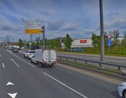 а вообще была ситуация - еду с таксистом (не местный) в аэропорт - съезд с калужского шоссе на  трехполосный дублер, таксист тормозит, пропуская всех по дублеру - говорю ему а какого - ты же по главной едешь ?!?...  говорю вон знаки у них треугольник , у тебя ромб...   ответ убил -  от там всегда пропускал -  знак никогда не видел, пока я ему про него не сказал.
