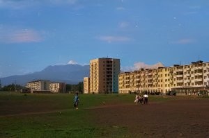 Владикавказ, в те времена еще Орджоникидзе. "Черемушки". Сейчас этот пустырь, по которому идут люди, полностью застроен.