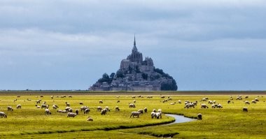 Может быть к концу недели с женой съезжу , вот сколько раз там был и не разу не видел что бы его вода окружила хотя местные уверяют что это часто происходит . Кальвадос там хороший и сидр . Если поехать от него в сторону Бельгии то можно попасть в Этретат , красивое место я от него ни очень далеко жил .