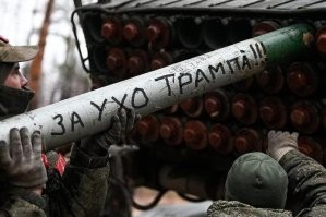 После покушения на Трампа интернет взорвался шутками и мемами, а китайцы начали продавать футболки на злобу дня