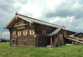 " Домишки были небольшими"... дальше можно не читать.

И пофиг, что на лошадях въезжали и внизу хлев был.