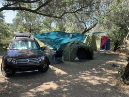 Мнится,  дешевле и надежнее такая будет, испытана ветром 15м/с и ливнями.
Да и ставится за несколько минут,