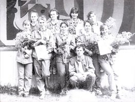 хоспадя, так и делал, когда отрабатывал обязаловку летом, пионерводом или воспитателем.
в первый же день выбирал комодов, и управлял ими, а они остальными.
где то приходилось вмешиваться, по мелочам. но! работало.

но, как вспомнишь день "самоуправления" - такие чудеса творились, "родительский день", или "оздоровительный сезон/смену", которая длилась тридцать дней! вместо стандартных 21... дети и вожатые, к концу сезона, просто ехали крышей. реально.
обычно июль.

потом "спортивная" смена. это реально жесть.
есть тренер, и есть ты.
да, ты сильно младше тренера, но! чуть старше некоторых "отдыхающих".

но! есть, что вспомнить.
хоть и работал всё лето, то на учёбу приходил свежим!

меня на фото нет.
походу, я и фотал. давно было. прошлое тысячелетие однако.