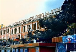 Ох ты ж! Да это же набережная в Ялте! Сразу и не узнал, пока "Звуковое письмо" не увидел...Эх, сколько там пластиночек гибких было записано...