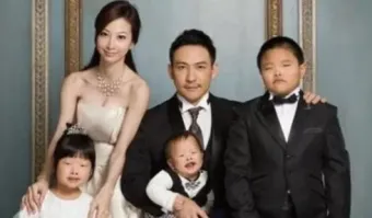 Напомнило...
"История началась пару лет назад, когда у молодой китайской пары Фенг родился первенец. Отец ребенка Чжан Фенг сразу обратил внимание то, что девочка не отличается особой привлекательностью, хотя и он, и его супруга являются весьма красивыми людьми. Мужчина заподозрил супругу в измене, но тест на отцовство опроверг его подозрения. В это время жена призналась мужу, что до замужества она делала серьезную пластическую операцию и поэтому ребенок может быть похож на нее «прошлую»"