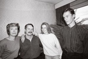 Эх, ребзя!

Сижу, вот, после поездки в Ессентуки, Кисловодск, Пятигорск, Железноводск (это отдельные курортные города, но они маленькие, как микрорайоны одного среднего города – все в один пучёк увязаны с 15-30 минутным переездом из одного в другой; КМВ вместе называются – эдакий курортный мегаполис из кучи городов вприлипку))).

Дык, вот... Сижу, читаю Таню про Каллас и думаю:

А, ведь, когда-то и Кая была вполне хорошенькой советской и русской девчонкой со своим неповторимым национальным колоритом, который всегда любили в СССР. Ну, т. е., типа, все – советские граждане, но кто-то узбек, кто-то татарин, кто-то русский (и с повольжья, например – колорит? Колорит!), кто-то якут... Да, все сотни не перечесть наших любимых национальностей! Не знаю, что тогда было у неё в голове, но уверен на 105 %, что не та хрень, что она сейчас коньюнктурно несёт. И можно же было с ней и...

### Да, простит меня Танечка за секзизм.  Да. Это сексизм! Мужчины смотрят на женщин не как на станки в нашей стране. Мы разделяем людей по полу, плюя на европейский феминизм. Для меня дама – всегда дама! Поэтому, если у неё показатели по работе точно такие же, как у и мужика, то дверь я открою ЕЙ! А не её коллеге-мужчине. ))