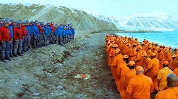 Ну, если он работает хорошо ножом по мясу, куда его в колонии направить?  На столярные работы или на пошив телогреек?  Его на кухню и пристроят, ибо человек умеет резать и разделывать мясо. Администрации колонии, всё таки старается как-то полезно применить человека, который заехал к ним на долгий срок и надо чтоб он не просто сидел и чаи гонял, а что-то делал на благо колонии или государства. 
Странно, что выпустили, я б таких изолировал на пожизненное,  допустим 25 лет в колонии строго режима, а потом, по окончанию срока - в колонию поселение, к другим педофилами, людоедам, маньякам итд.. кто в целом, по закону уже отсидел своё, но к обычным людям в общество их уже возвращать нельзя, ибо что-то в мозгу у них  работает на так, раз они готовы резать, насиловать и жрать себе подобных...  Рано или поздно могут сорваться, а ценой  этому будет - невинный человек. Поэтому таких, как прокажённых, надо отсылать в лепрозорий,  уединённое закрытое поселение. Там они пускай живут, но на большую землю им уже хода нет, ни под каким предлогом..