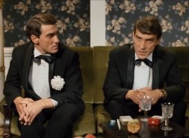 Я насчёт негров!
Всё-таки они не то, что мы, белые.
Правильно?
Ну нет, конечно, я не расист.
Но негров как-то особенно близко к себе не подпускаю.
Но если честно, есть какое-то чувство.
Дискомфорт, я бы сказал.