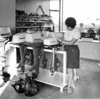 ПЛМ Москва 12,5 л.с. Был у нас такой. Простой. Надёжный. Не тяжёлый.
в 14 лет сам таскал на берег озера примерно за 1 км.
Озеро Лахта. Катунино.